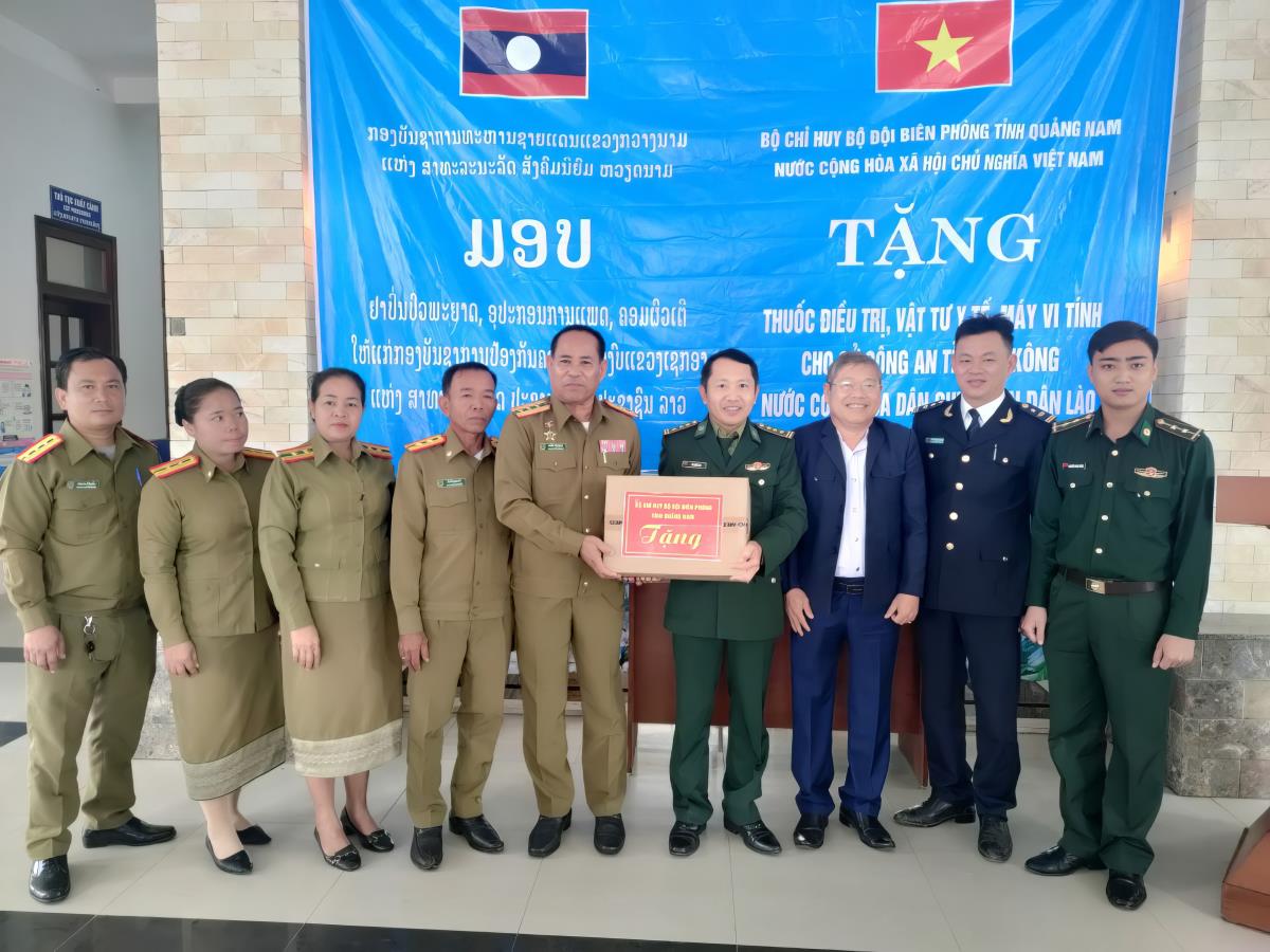 Bộ đội Biên phòng tỉnh Quảng Nam tặng quà cho Sở Công an tỉnh Sê Kông.