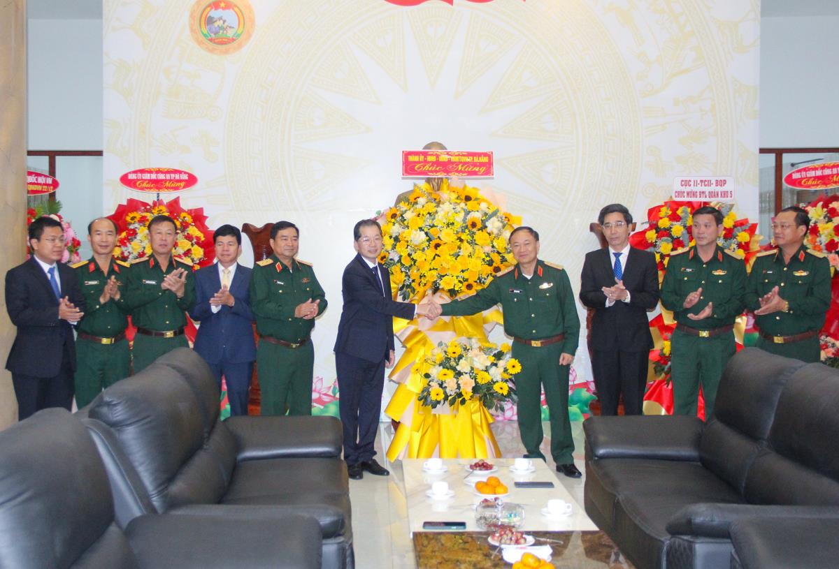 Bí thư Thành ủy Đà Nẵng Nguyễn Văn Quảng thăm, chúc mừng QK5 nhân kỷ niệm 79 năm ngày thành lập Quân đội nhân dân Việt Nam.