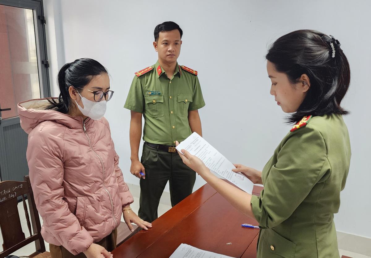 Tống đạt các quyết định khởi tố vụ án, khởi tố bị can đối với Huỳnh Thị Ngọc Lê.