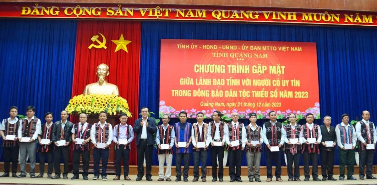 Bí thư Tỉnh ủy Quảng Nam Phan Việt Cường tặng quà cho các già làng, người có uy tín.