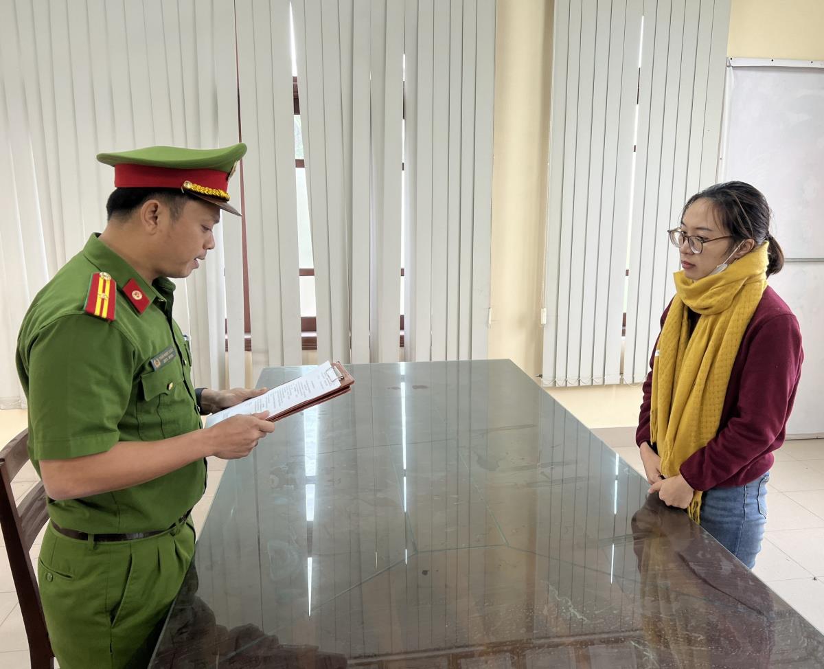 Cơ quan Công an đọc lệnh bắt Nguyễn Thị Dung.