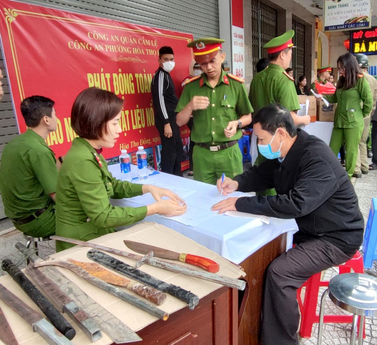 Công an phường Hòa Thọ Đông vận động nhân dân giao nộp vũ khí, vật liệu nổ.