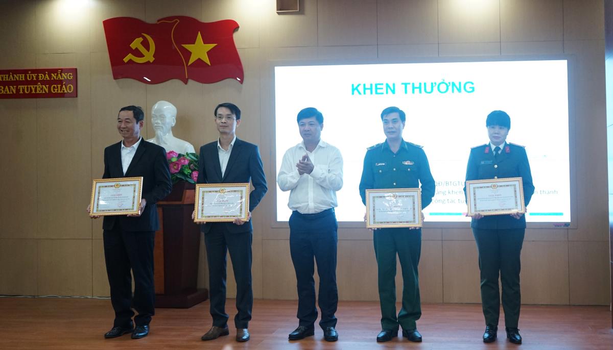 Phó Bí thư Thường trực Thành ủy Đà Nẵng Lương Nguyễn Minh Triết tặng Giấy khen cho các tập thể.