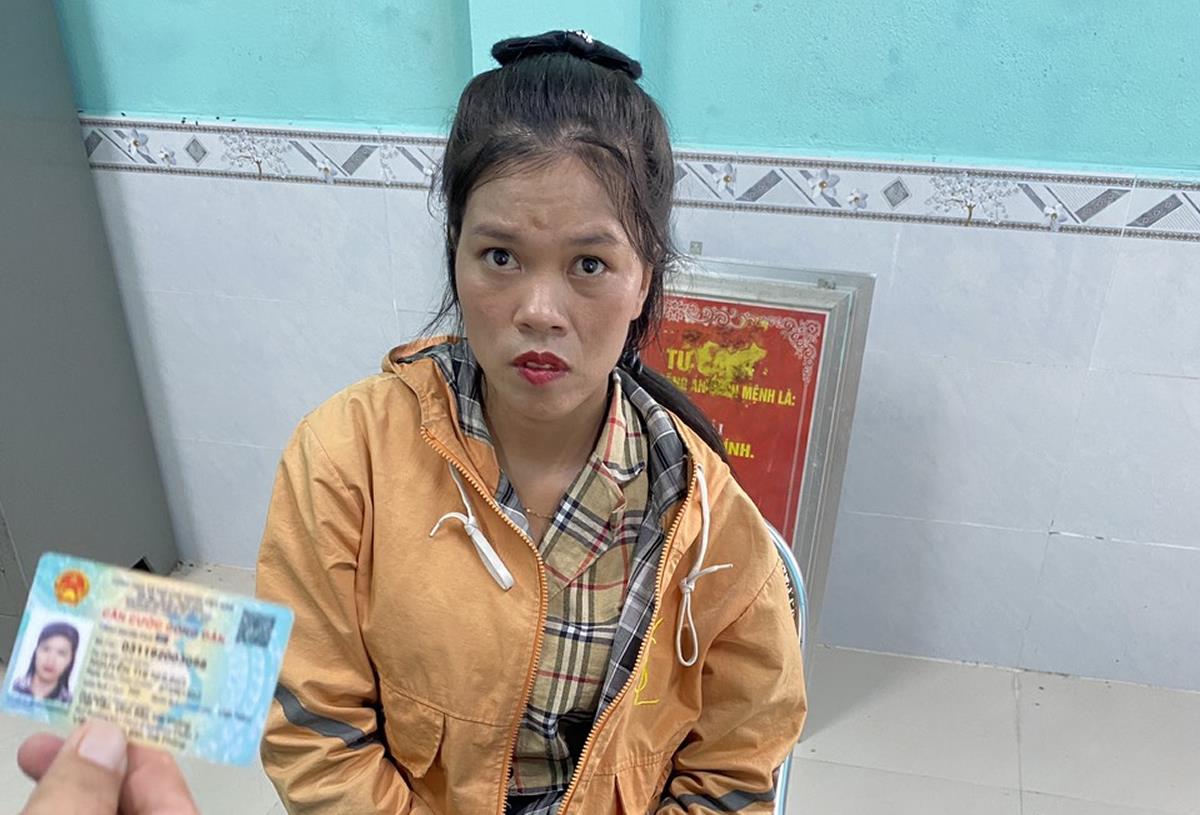 Nguyễn Thị Nhung cùng chiếc xe máy trộm của gia đình bà N.T.H.