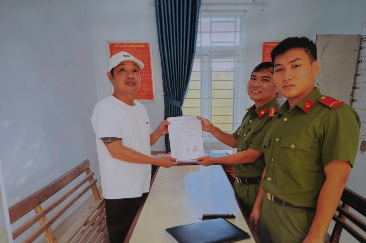Công an quận Ngũ Hành Sơn trao quyết định xóa án tích cho người chấp hành xong án phạt tù.