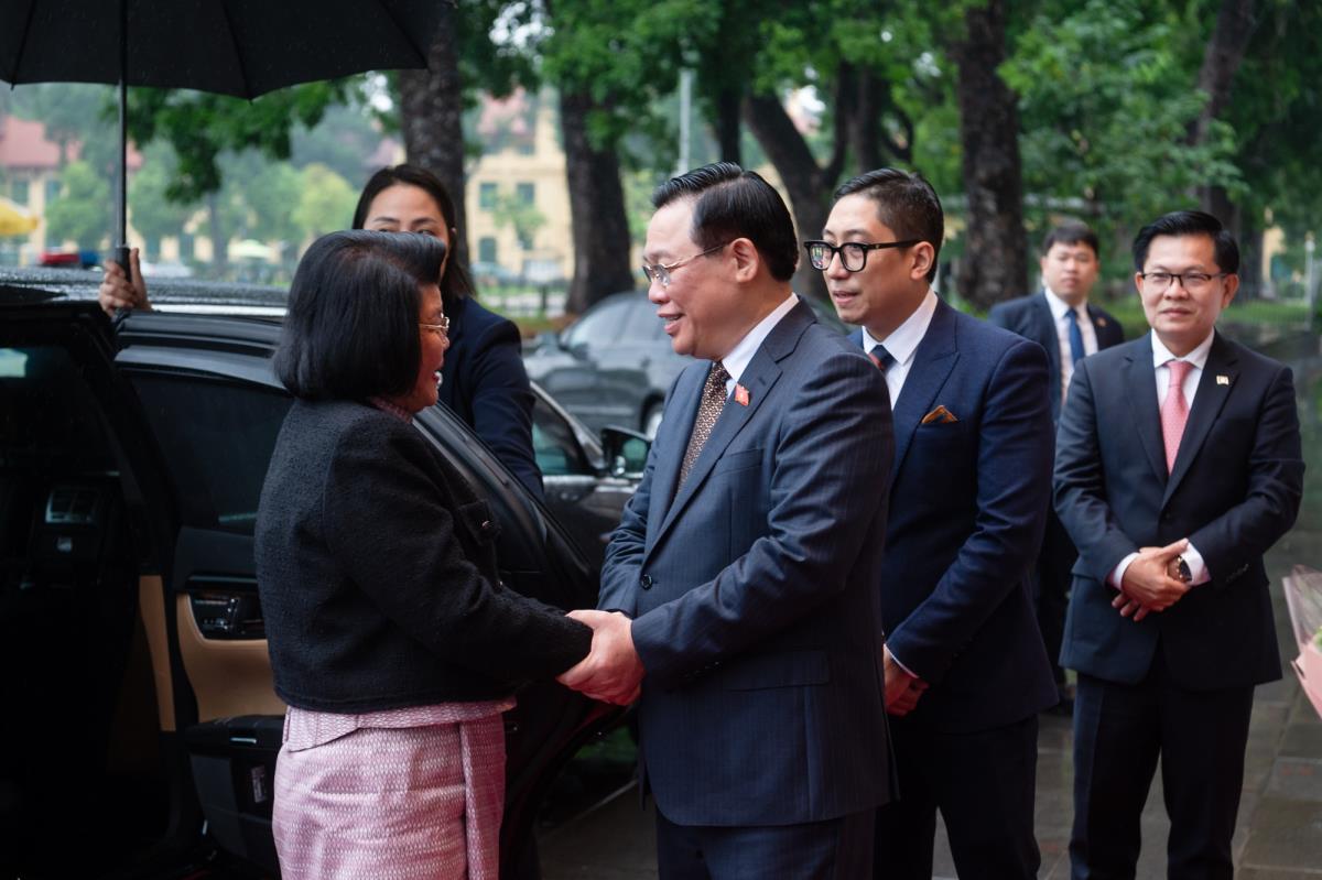 Chủ tịch Quốc hội Vương Đình Huệ chào đón Chủ tịch Quốc hội Vương quốc Campuchia Samdech Khuon Sudary trong chuyến thăm chính thức Việt Nam vừa qua.