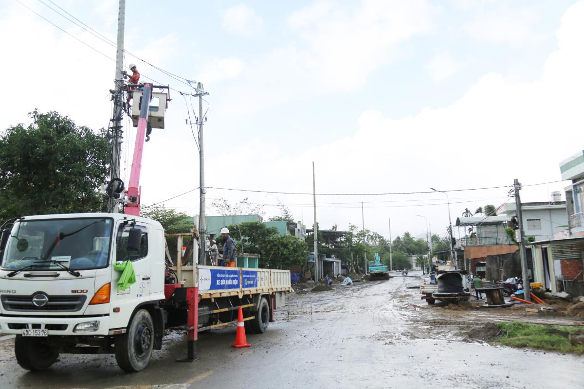 Nhân viên ngành điện tiến hành di dời lưới điện phục vụ dự án nâng cấp, cải tạo đường ĐT601.