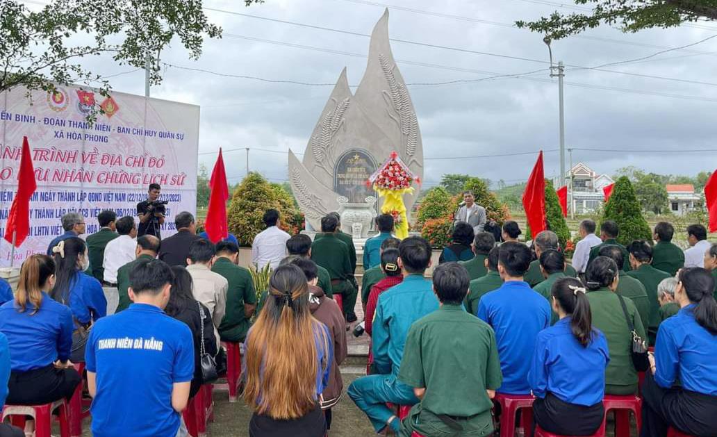 Các hội, đoàn thể xã Hòa Phong lắng nghe cựu binh Trần Chiến Chinh kể lại chiến công của Trung đội nữ Lê Thị Hồng Gấm năm xưa.