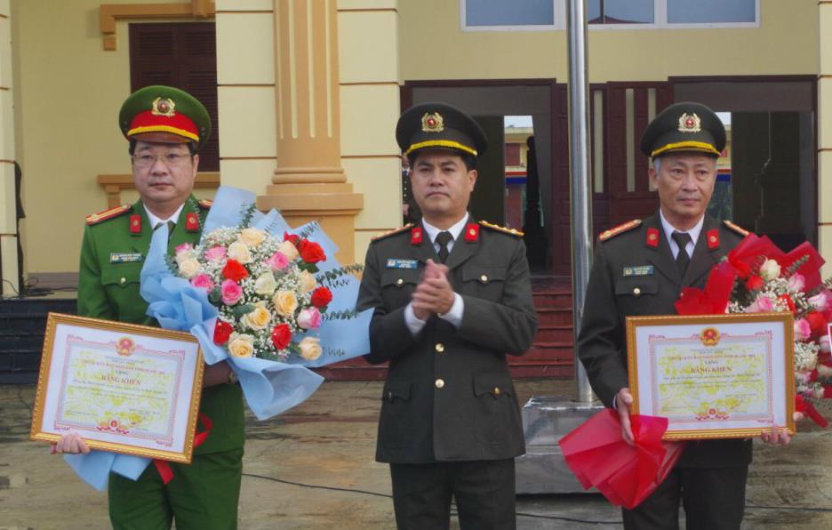 Giám đốc Công an tỉnh Quảng Trị chúc mừng, trao thưởng cho các đơn vị