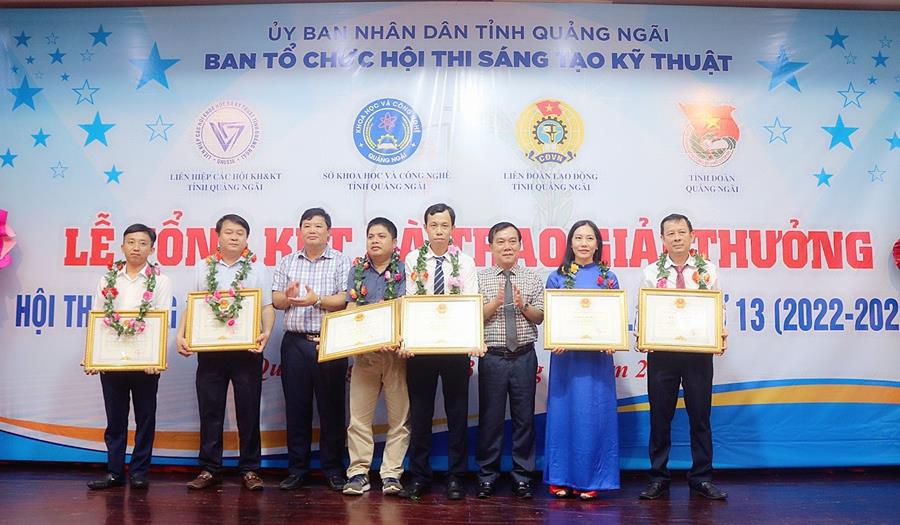 Ông Phan Vũ Đông Quân - Phó Giám đốc PC Quảng Ngãi (thứ 2, từ trái sang) vinh dự nhận bằng khen của UBND tỉnh trao cho các tập thể đạt giải Nhất tại Lễ trao giải Hội thi sáng tạo Kỹ thuật tỉnh lần thứ 13