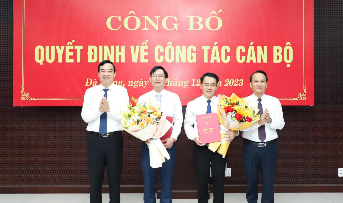 Chủ tịch UBND thành Phố Lê Trung Chinh (ngoài cùng, bên trái) và Trưởng Ban tổ chức Thành ủy Nguyễn Đình Vĩnh (ngoài cùng bên phải) tặng hoa chúc mừng các đồng chí.