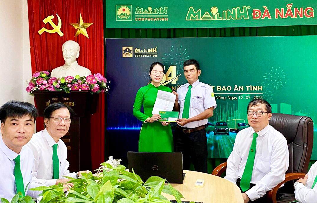 Đại diện lãnh đạo Công ty Ta-xi Mai Linh Đà Nẵng khen thưởng anh Đấu.