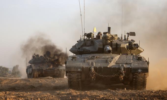 Xe tăng của quân đội Israel gần biên giới với Dải Gaza hôm 3-12. Ảnh: AFP