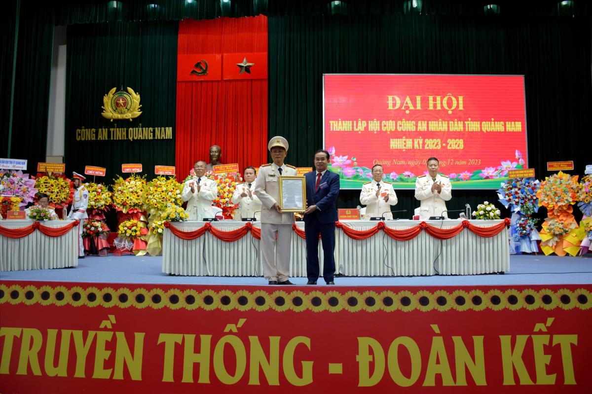Thiếu tướng Vũ Hùng Vương và Thiếu tướng Nguyễn Đức Dũng tặng hoa cho Ban Chấp hành Hội Cựu CAND tỉnh Quảng Nam nhiệm kỳ 2023 - 2028.