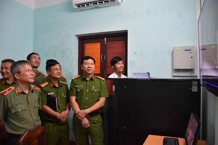 Thiếu tướng Nguyễn Đức Dũng cùng lãnh đạo Công an các đơn vị, địa phương kiểm tra vận hành hệ thống kiểm soát an ninh.