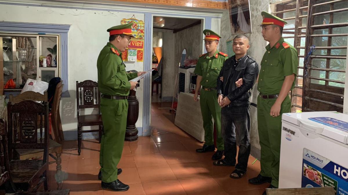 Công an huyện Thăng Bình đọc lệnh khởi tố 1 đối tượng trong nhóm thanh niên dùng hung khí chém nhau vào ngày 24-7-2023.