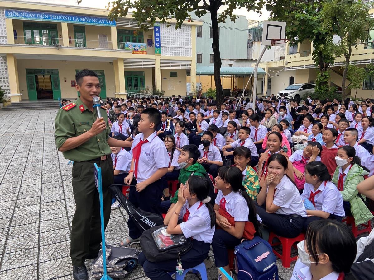 Báo cáo viên Đội Tổng hợp Công an quận Thanh Khê tuyên truyền cho các em học sinh.