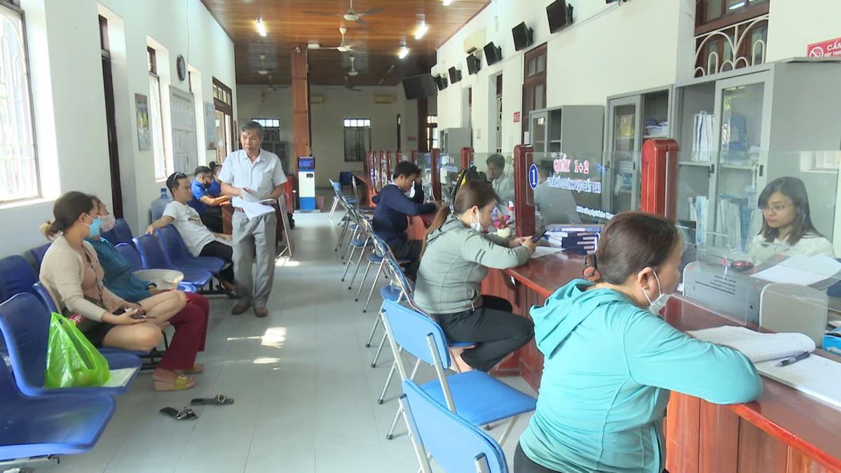 Người dân đến giải quyết TTHC tại Bộ phận một cửa TP Hội An.