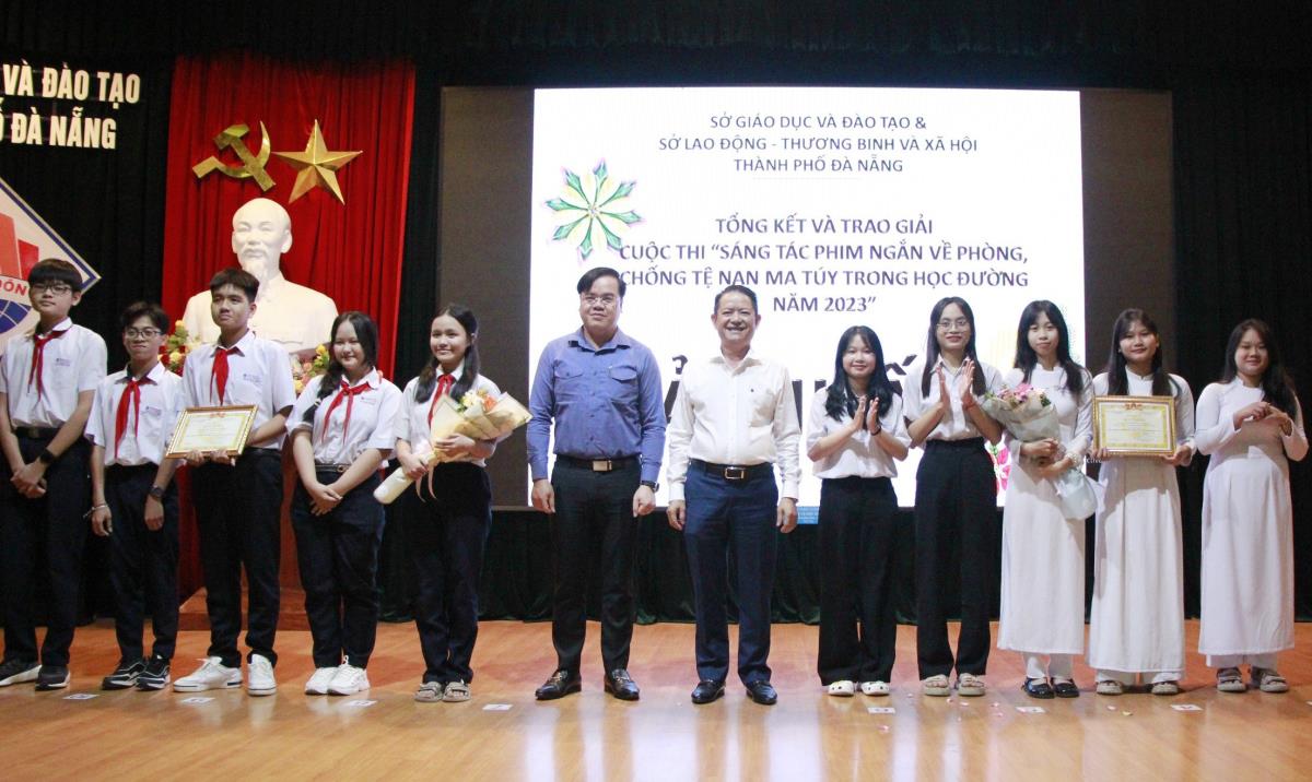 BTC trao giải nhất cho Tập thể lớp 12/1 và lớp 12/19 Trường THPT Thái Phiên và Trường THCS Lý Tự Trọng (Q. Sơn Trà).