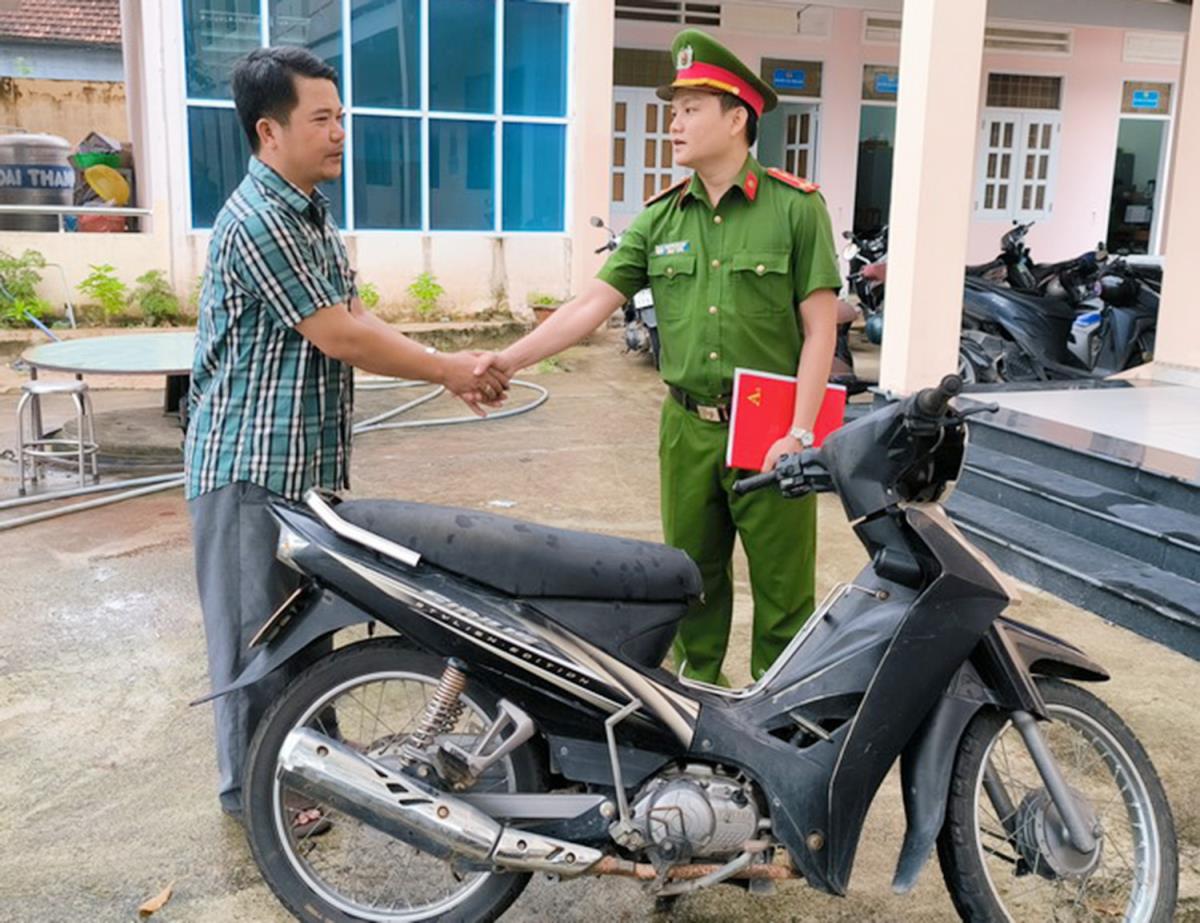 Công an huyện Tây Sơn trao trả xe máy cho anh Thắng.