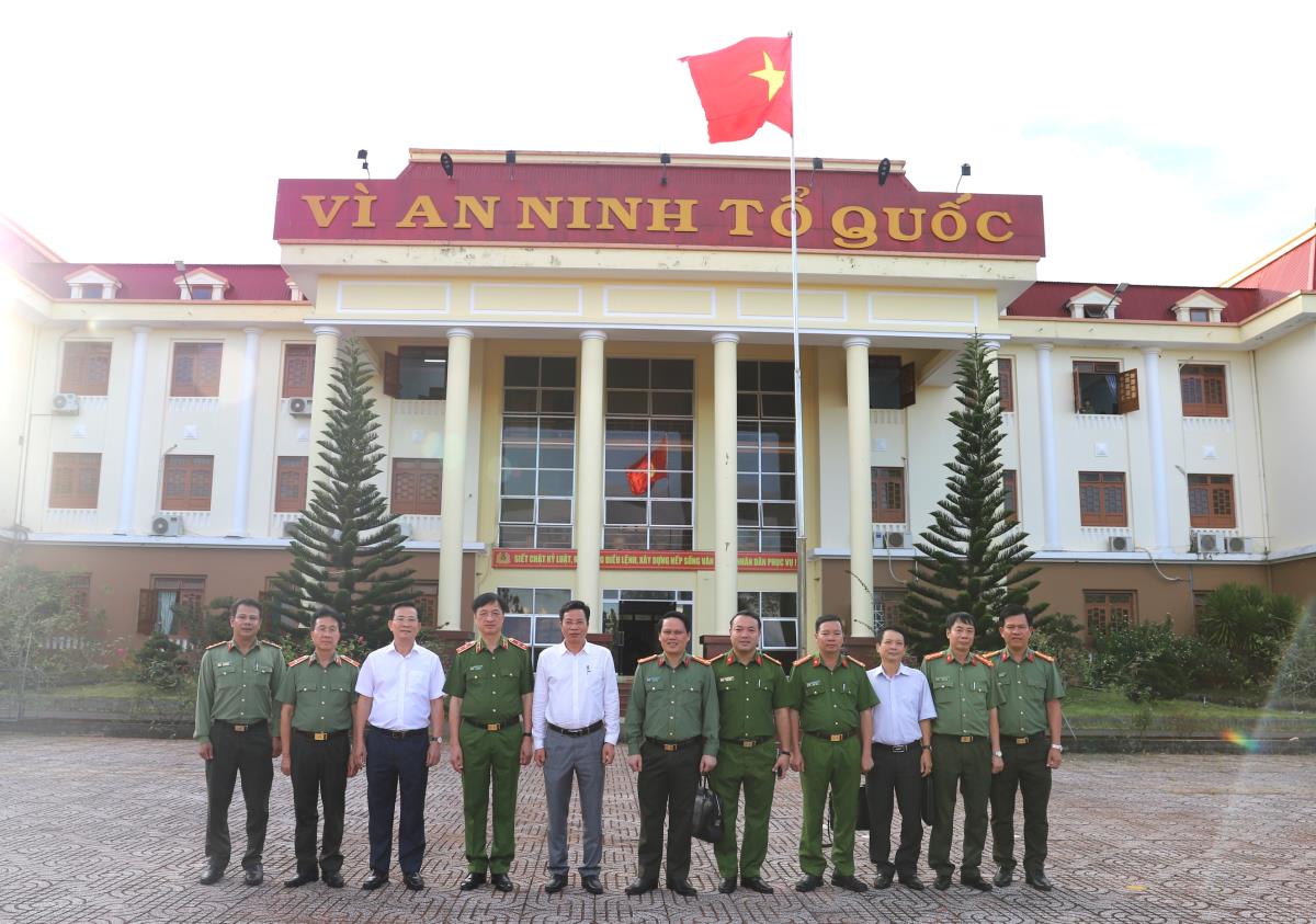 Thứ trưởng Nguyễn Duy Ngọc và các đại biểu chụp hình lưu niệm với Công an xã Thuận An