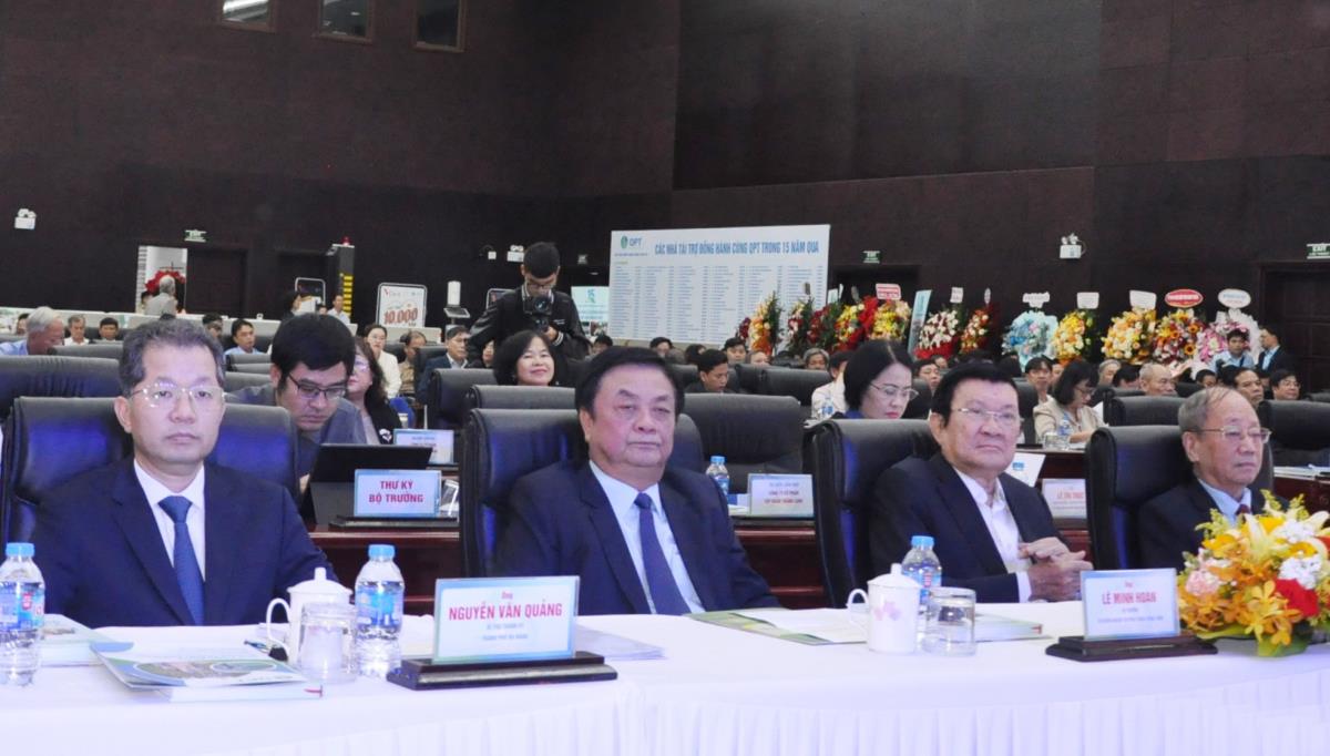 Bộ trưởng Bộ NN&PTNT Lê Minh Hoan trao Bằng khen cho Quỹ Cộng đồng phòng tránh thiên tai.