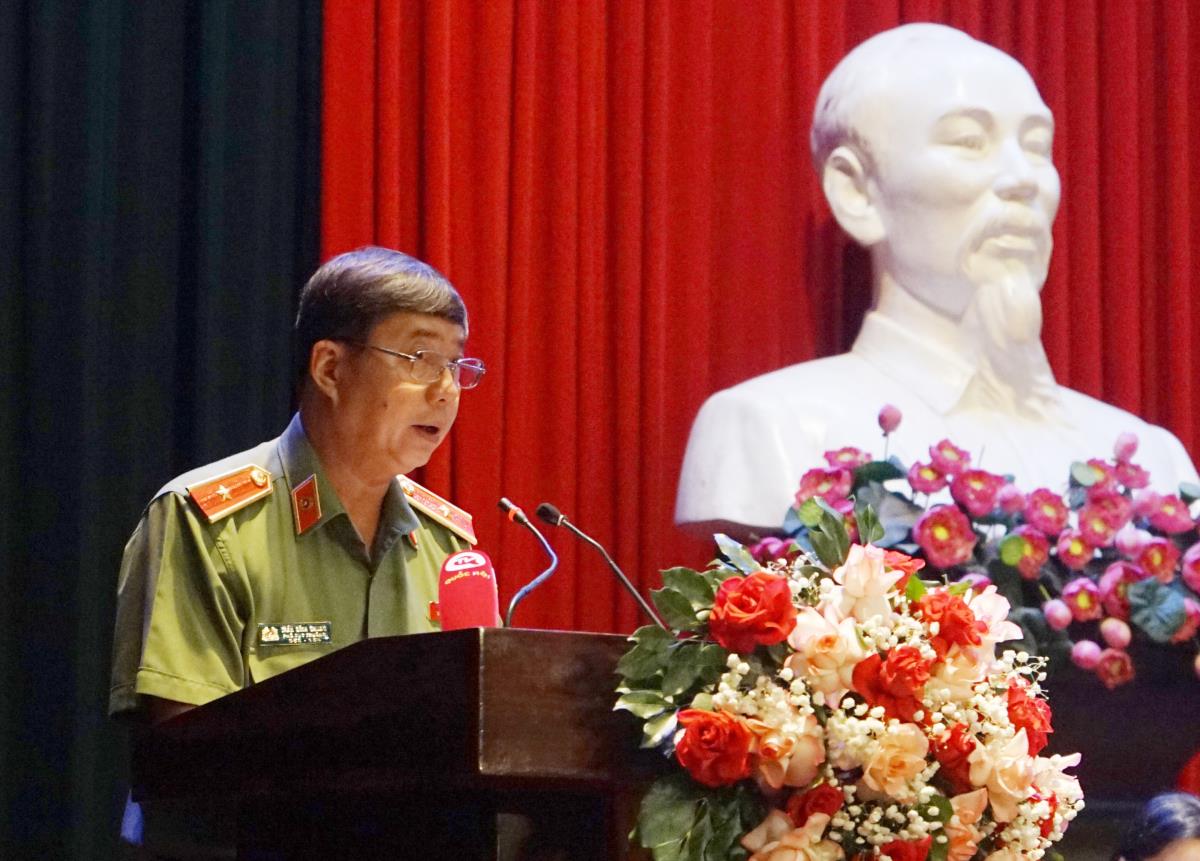 Ông Hoàng Quốc Việt - Giám đốc Sở TN&MT tỉnh Nghệ An trả lời chất vấn về đất nông, lâm trường.