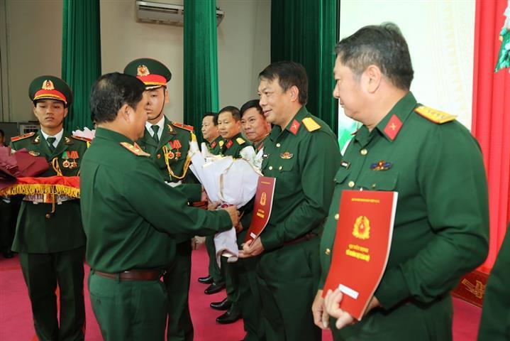Trung tướng Trịnh Đình Thạch tặng hoa chúc mừng các cán bộ được nhận quyết định.