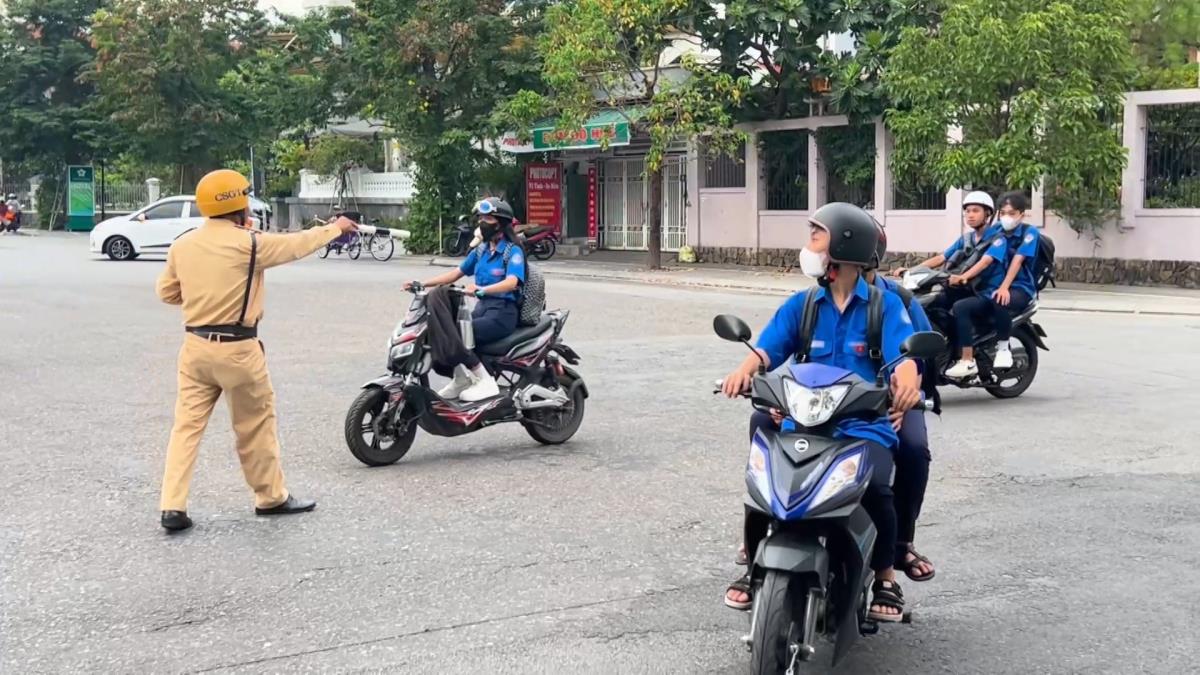 Học sinh vi phạm Luật Giao thông đường bộ bị lực lượng CSGT ở Thừa Thiên - Huế xử lý.