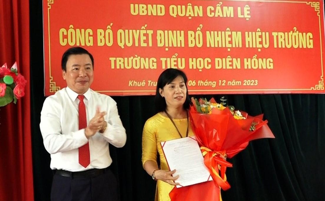 Ông Nguyễn Quang Vinh - Chủ tịch UBND quận Cẩm Lệ trao Quyết định bổ nhiệm chức danh Hiệu trưởng Trường Tiểu học Diên Hồng cho cô Đặng Thị Kim Chi.