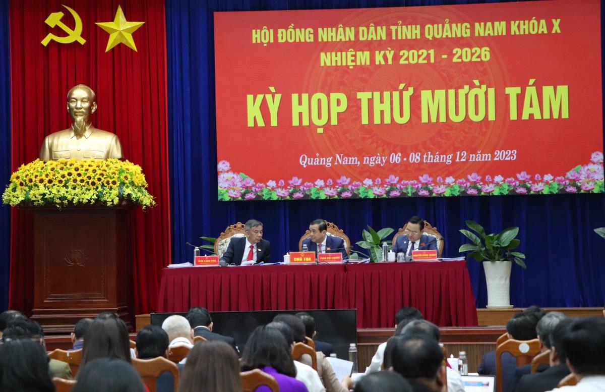 Bí thư Tỉnh ủy, Chủ tịch HĐND tỉnh Phan Việt Cường cùng các Phó Chủ tịch HĐND tỉnh Trần Xuân Vinh và Nguyễn Công Thanh chủ trì kỳ họp.