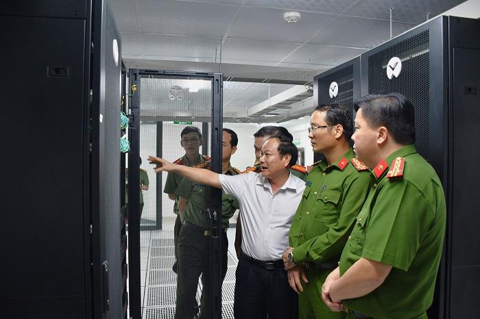 Đoàn công tác Công an TP Hải Phòng tham quan Trung tâm tích hợp dữ liệu tỉnh Quảng Nam.