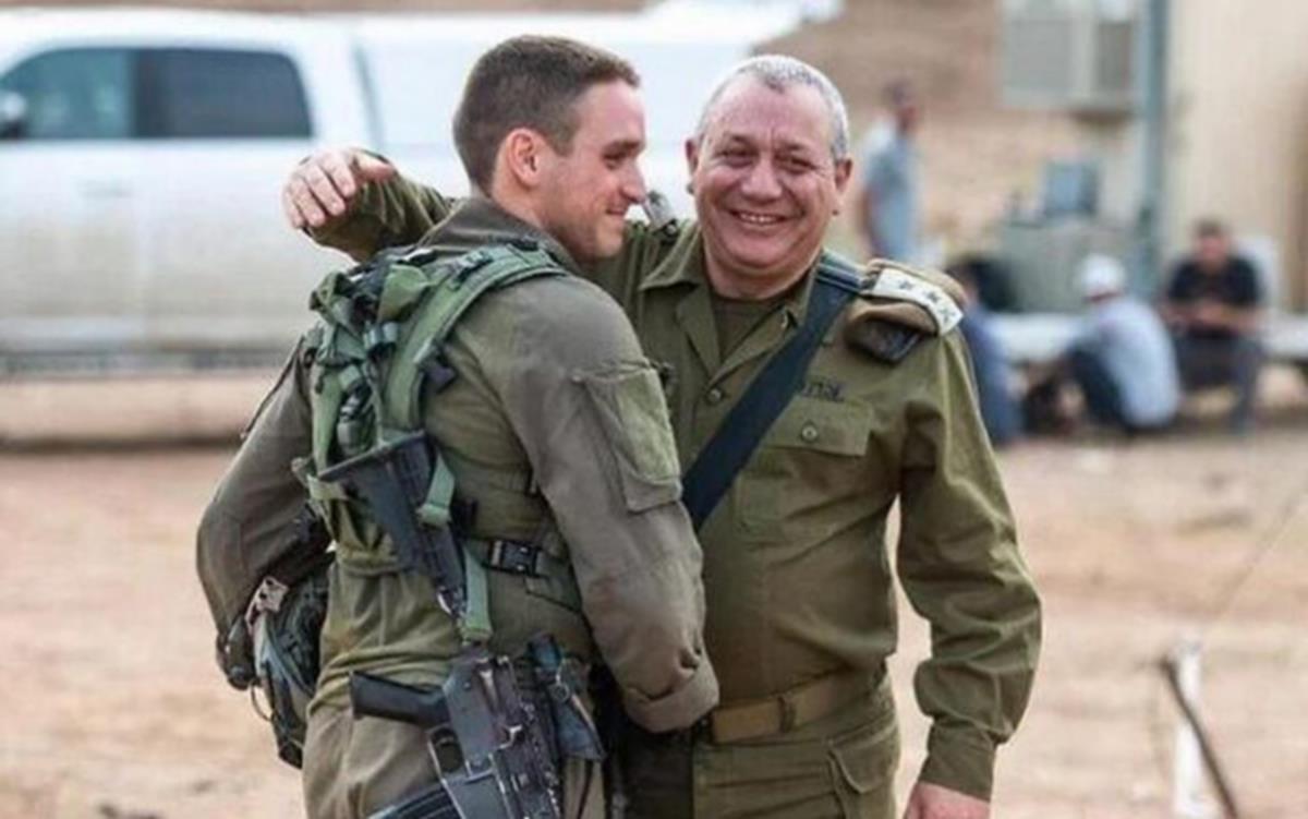 Thượng sĩ Gal Eisenkot (trái) và cha, khi đó là Tham mưu trưởng IDF, Gadi Eisenkot. Ảnh: The Times of Israel