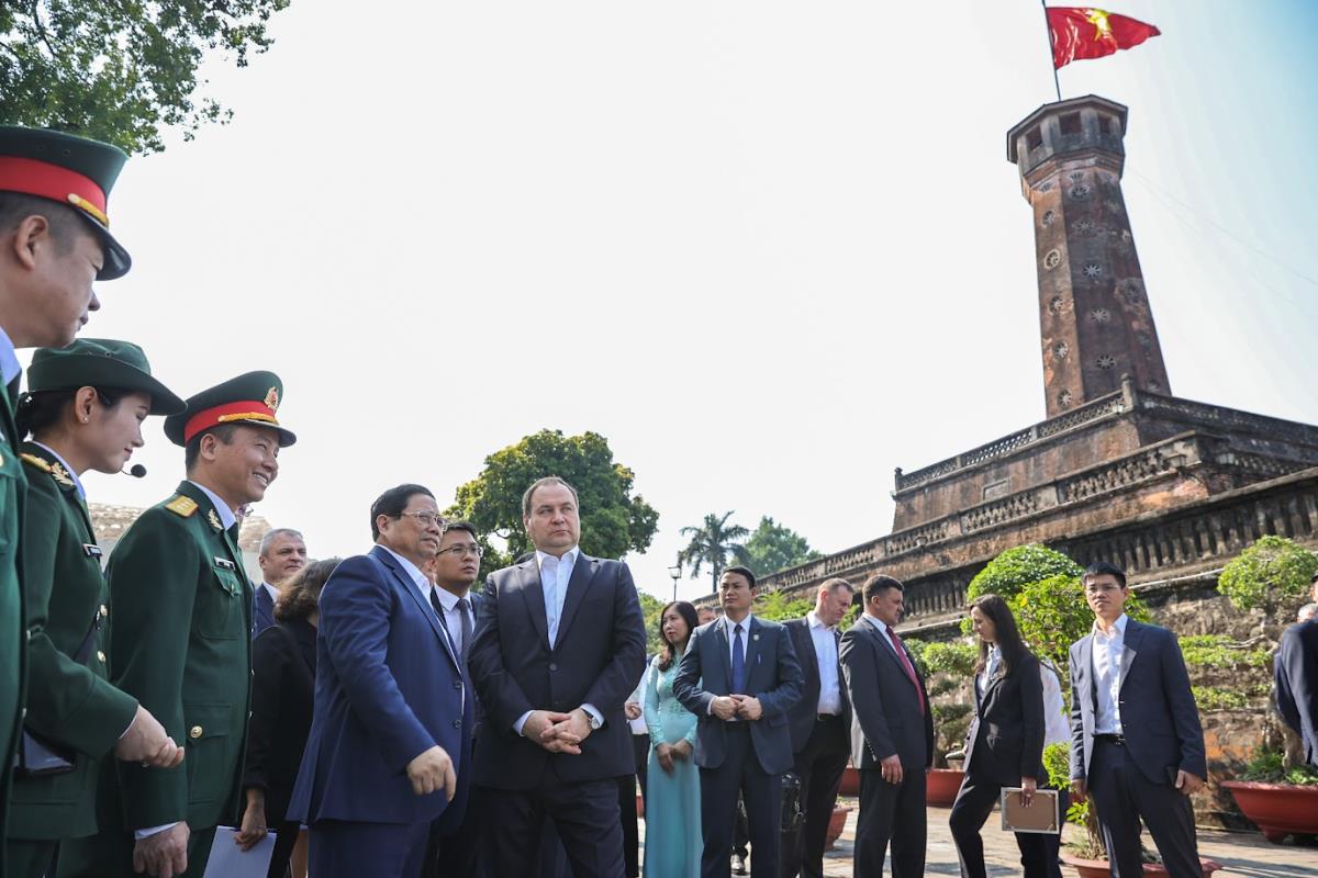 Thủ tướng Phạm Minh Chính giới thiệu với Thủ tướng Belarus về lịch sử, ý nghĩa của Cột cờ Hà Nội, về những công trình văn hóa-lịch sử trong khu vực, về cà phê Việt Nam - Ảnh: VGP/Nhật Bắc