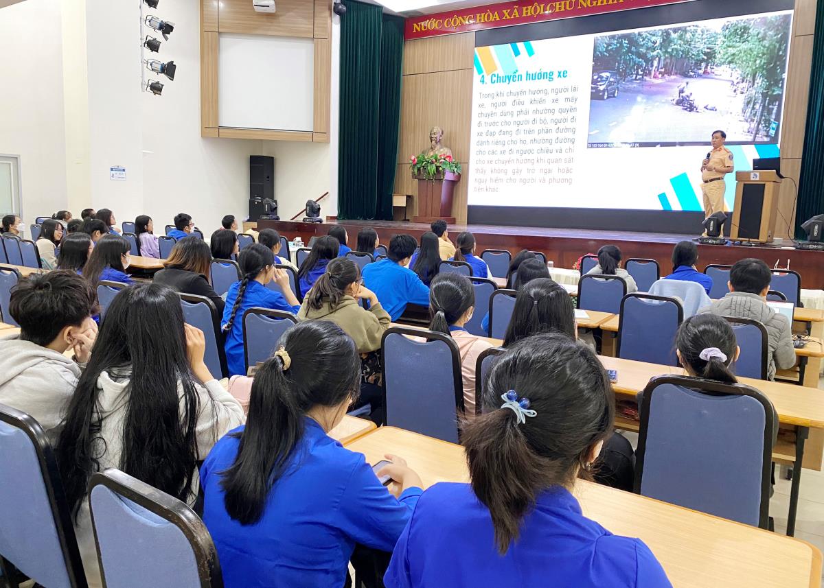 Thượng tá Phạm Hồng Hải - Phó trưởng Phòng CSGT, CATP Đà Nẵng tuyên truyền ATGT cho hơn 300 đoàn viên, sinh viên Đại học Đà Nẵng.