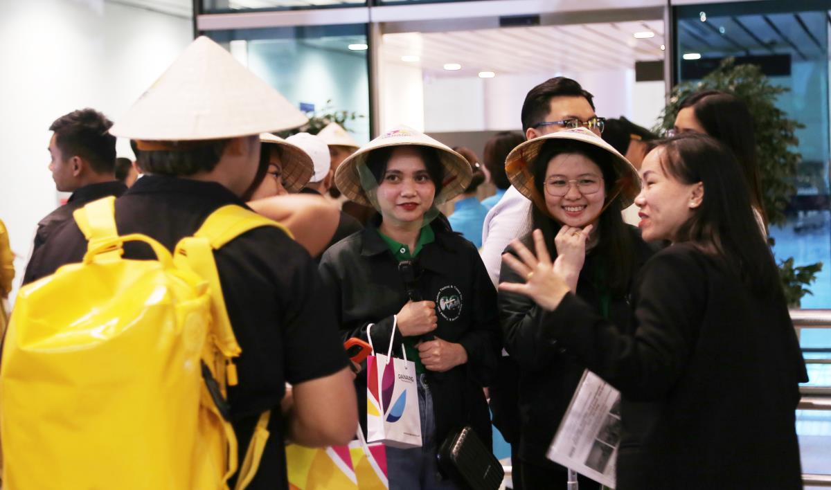 Du khách từ Philippines hào hứng khi đến Đà Nẵng.
