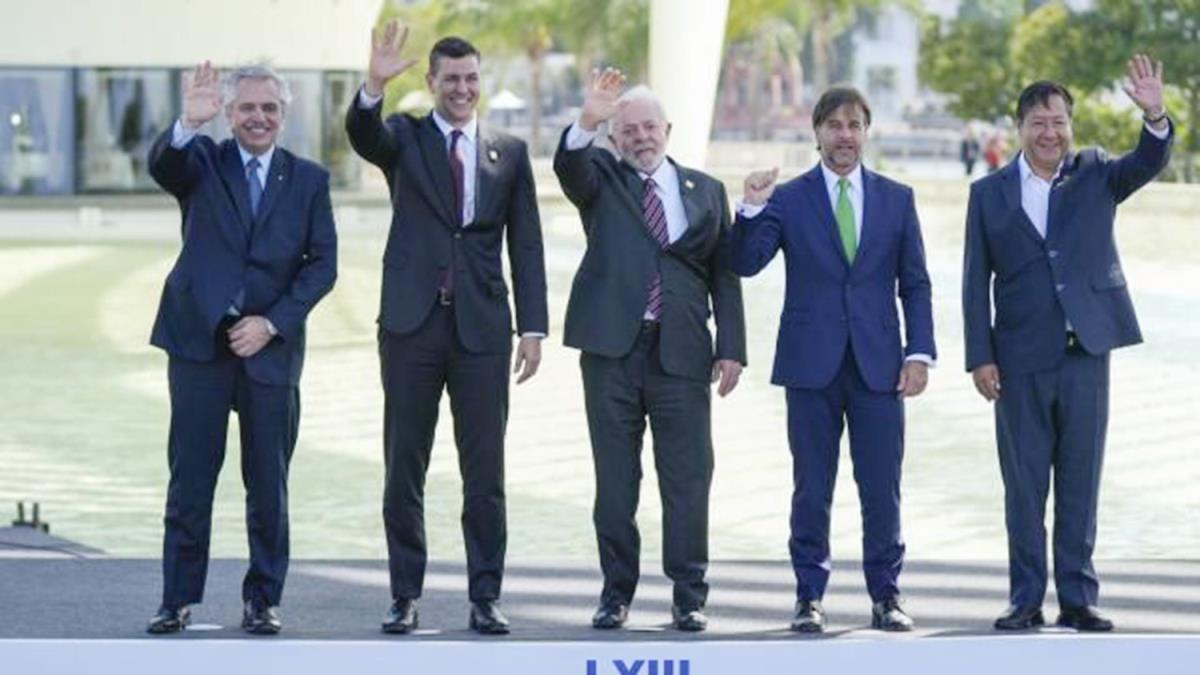 Lãnh đạo bốn nước thành viên Khối thị trường chung Nam Mỹ (MERCOSUR) tại Hội nghị thượng đỉnh ngày 7-12. Ảnh: AP