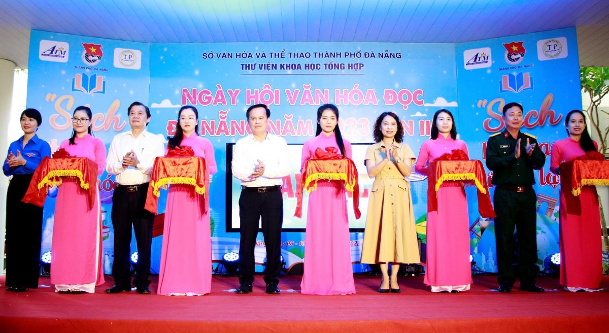 Sinh viên và học sinh Đà Nẵng tham gia Ngày hội Văn hóa đọc Đà Nẵng năm 2023.