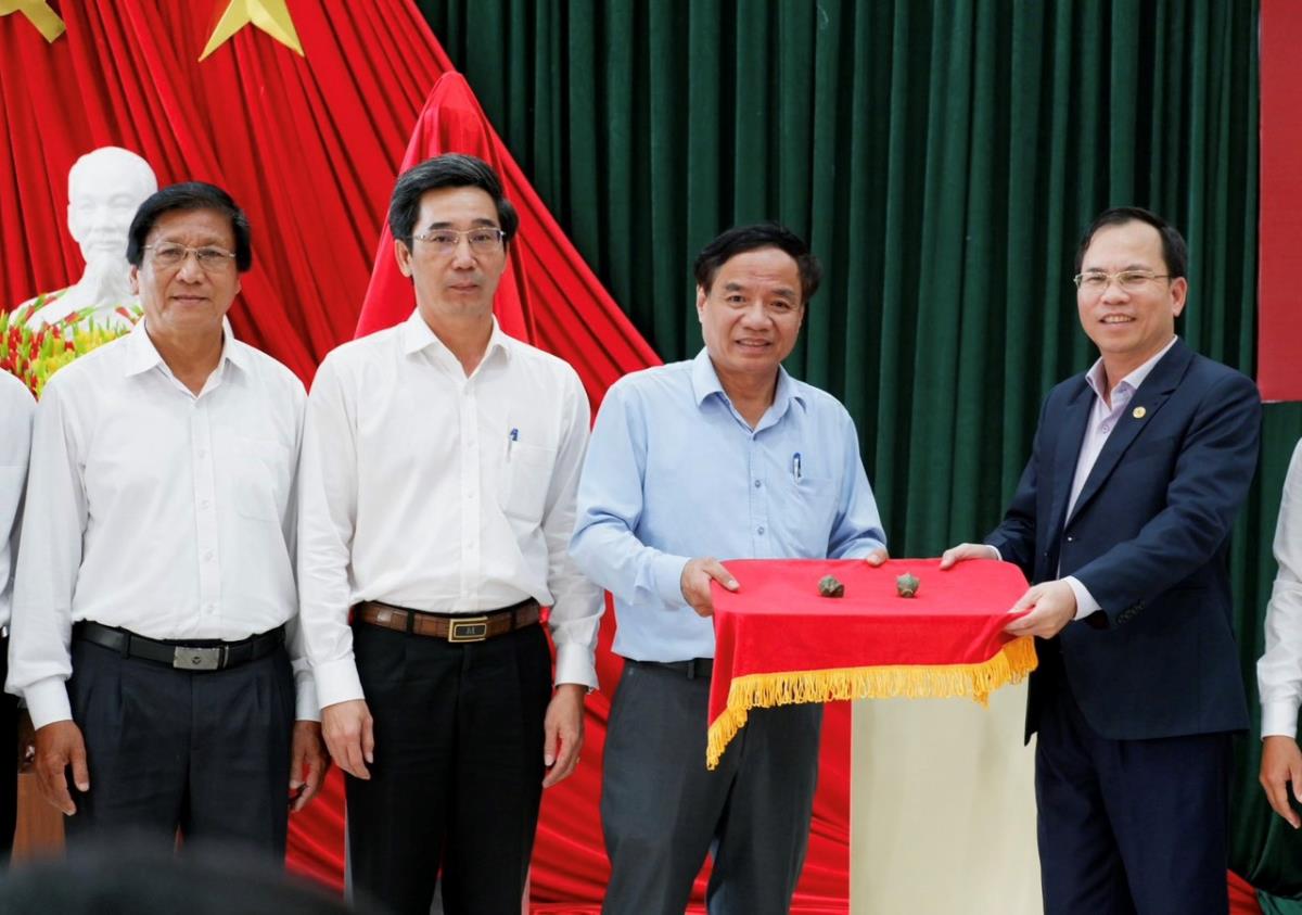 Bảo tàng Quảng Nam tiếp nhận phiên bản tỷ lệ 1:1 Tượng Bồ tát Tara từ phía Đà Nẵng trao tặng.
