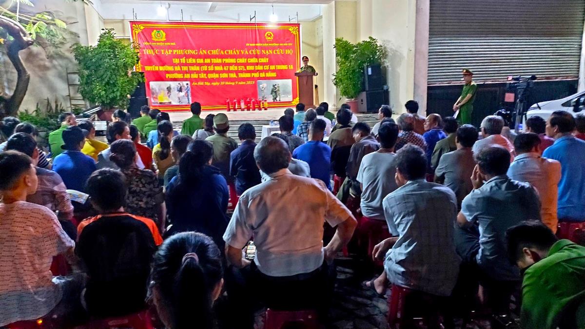 Diễn tập phòng cháy chữa cháy tại trục đường Hà Thị Thân