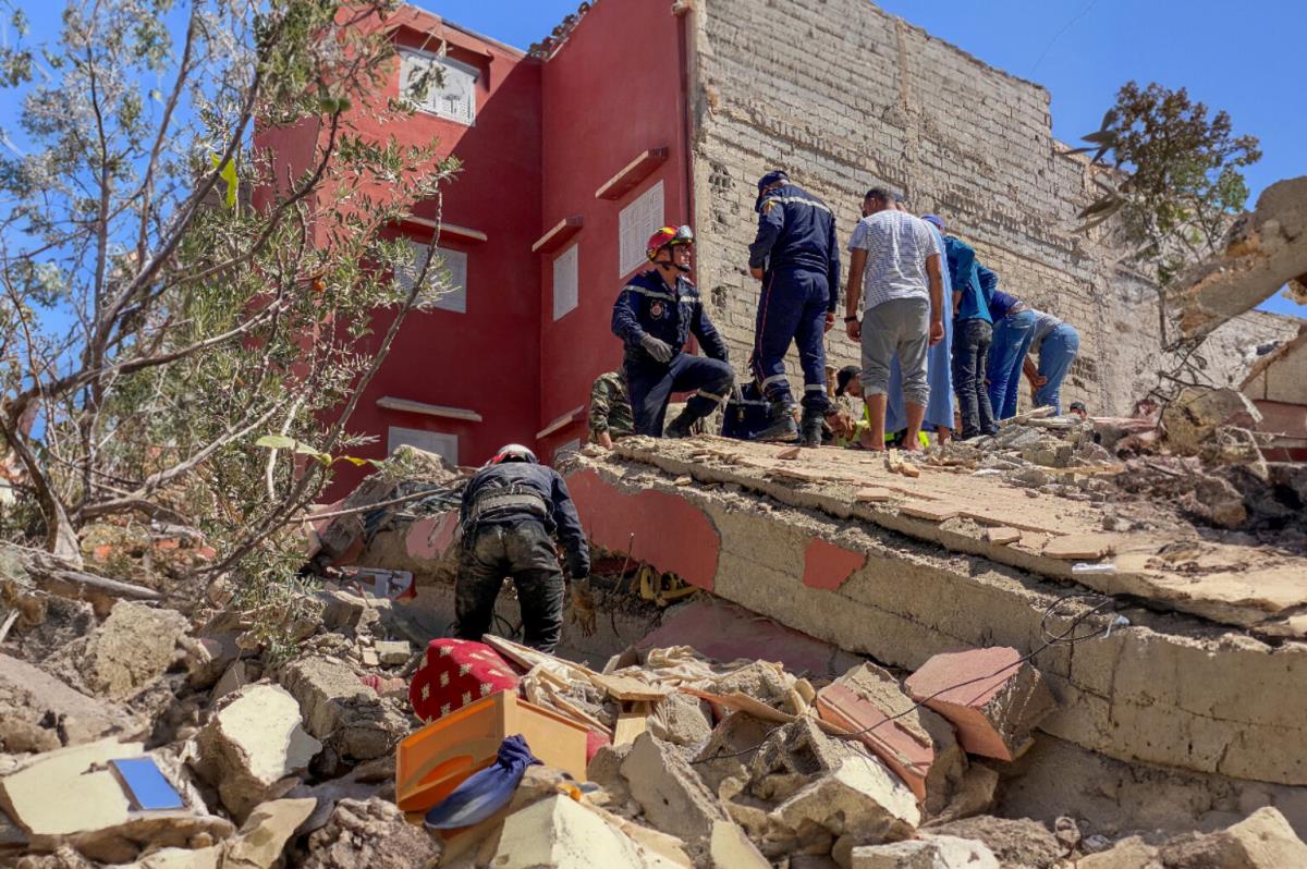 Tìm kiếm nạn nhân của trận động đất. Ảnh: Islamic Relief