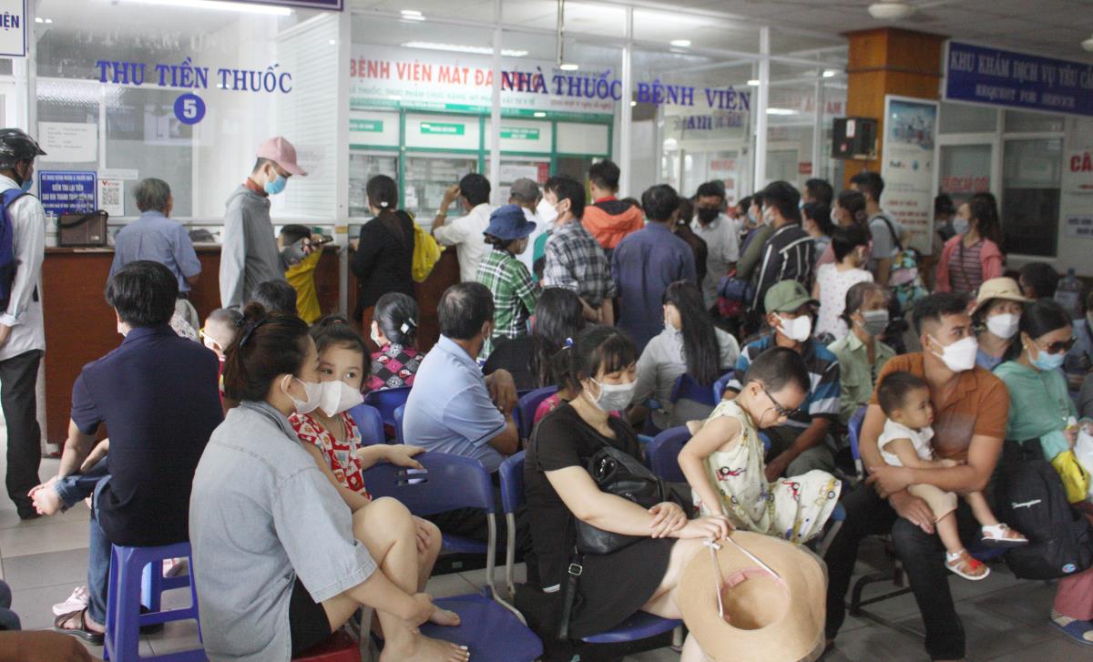Có rất đông bệnh nhân đến khám đau mắt đỏ tại Bệnh viện Mắt Đà Nẵng vào sáng 11-9.