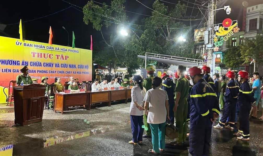 Lực lượng chữa cháy Công an huyện Hòa Vang sử dụng thiết bị chuyên dụng dập tắt đám cháy.