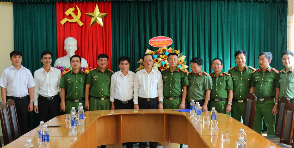 Các Phòng thuộc VKSND tỉnh Quảng Nam cũng đến tặng hoa chúc mừng cán bộ, công chức văn phòng TAND tỉnh Quảng Nam.
