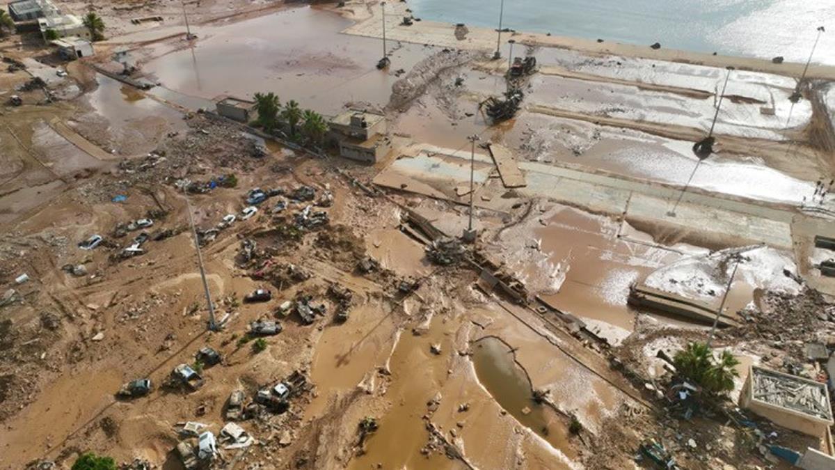 Một con phố bị bùn đất nhấn chìm ở Derna, Libya.