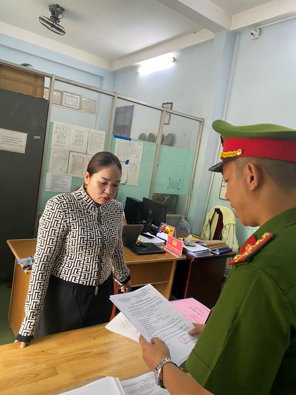 Cơ quan điều tra Công an Hòa Vang thực hiện lệnh bắt tạm giam đối với Nguyễn Thị Liễu