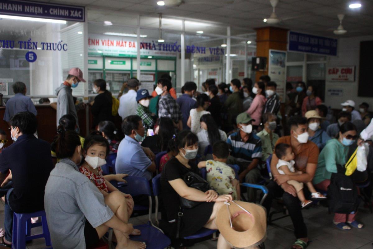 Rất đông bệnh nhân đau mắt đỏ đến khám và mua thuốc tại Bệnh viện Mắt Đà Nẵng.