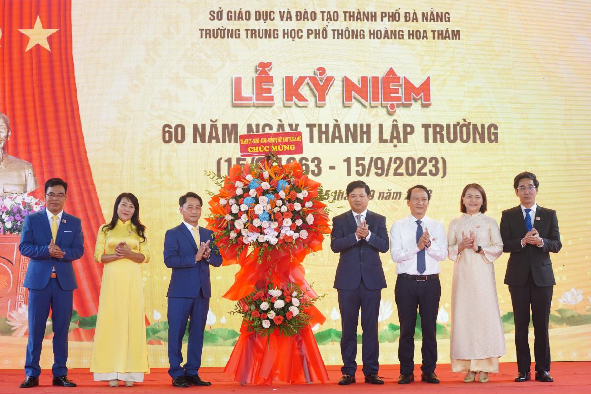 Lãnh đạo Thành ủy, UBND TP Đà Nẵng tặng hoa chúc mừng Trường THPT Hoàng Hoa Thám nhân kỷ niệm 60 năm thành lập.