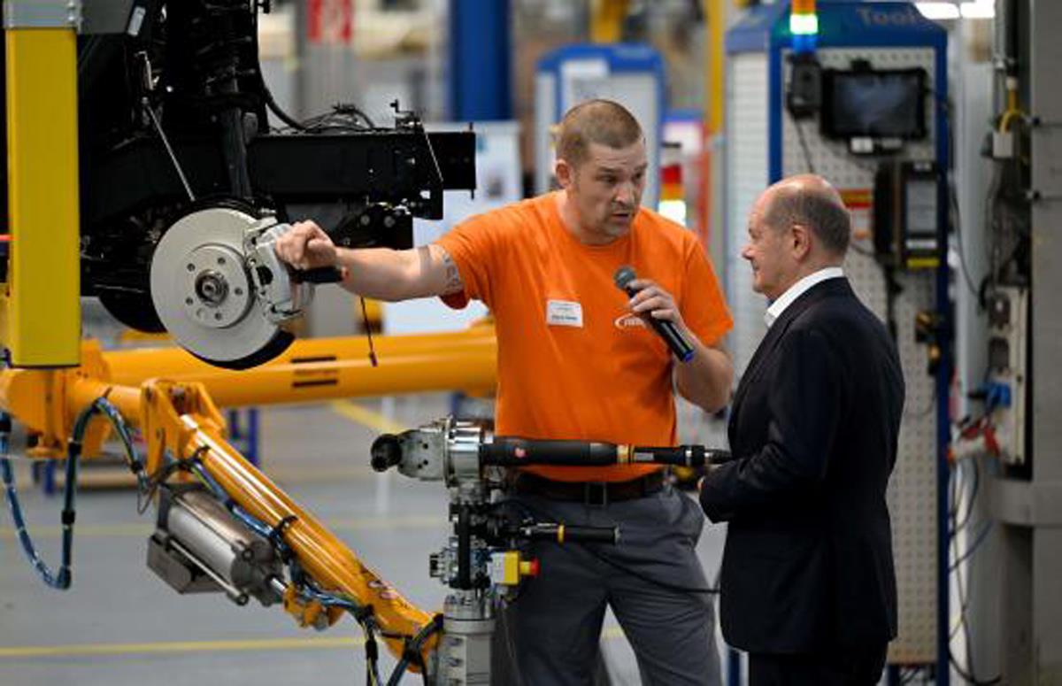 Thủ tướng Đức Olaf Scholz (phải) trong chuyến thăm nhà máy Neapco Europe ở Duren, Đức, hôm 22-8. Ảnh: AFP