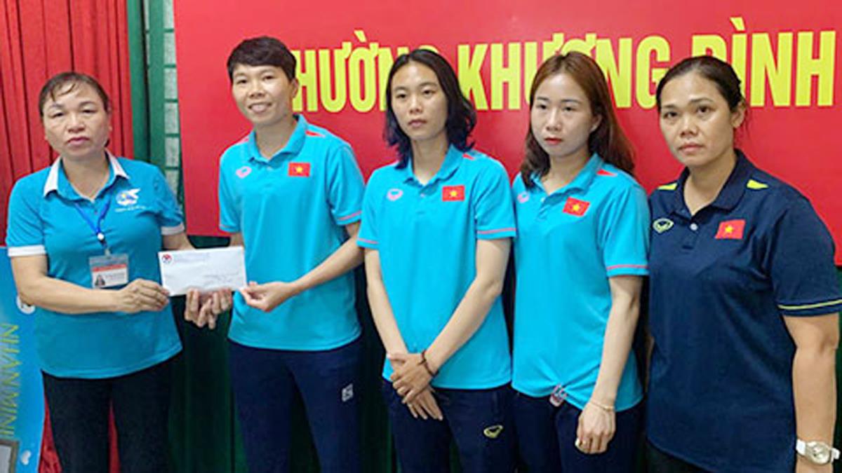 Các nữ tuyển thủ trao tiền hỗ trợ cho Ủy ban MTTQ Việt Nam phường Khương Đình.